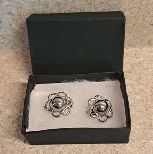 Vintage Lisner Daisy Clip Earrings